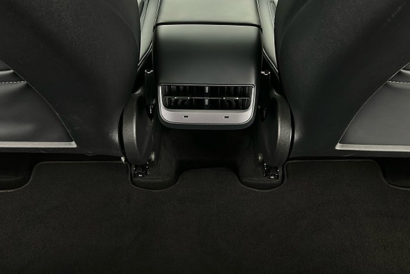 Tesla Model Y 24 of 28
