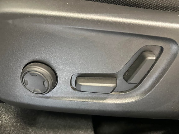 Volvo XC40 10 of 16