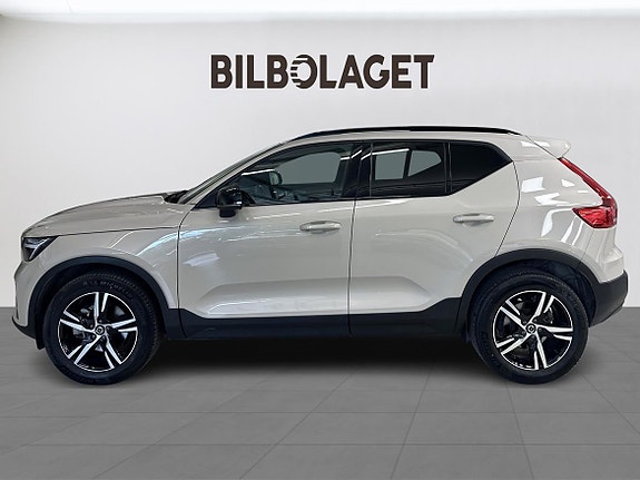 Volvo XC40 2 of 5