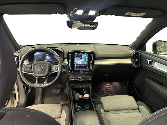 Volvo XC40 8 of 16