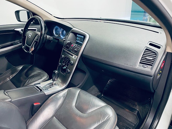 Volvo XC60 7 of 15