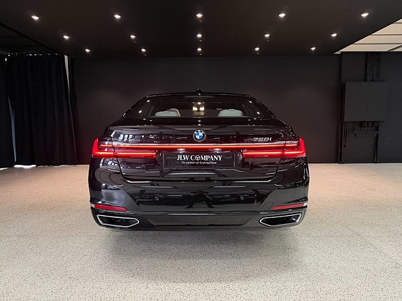 BMW 750i 9 of 22