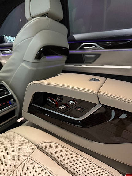 BMW 750i 12 of 22