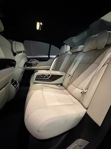 BMW 750i 11 of 22