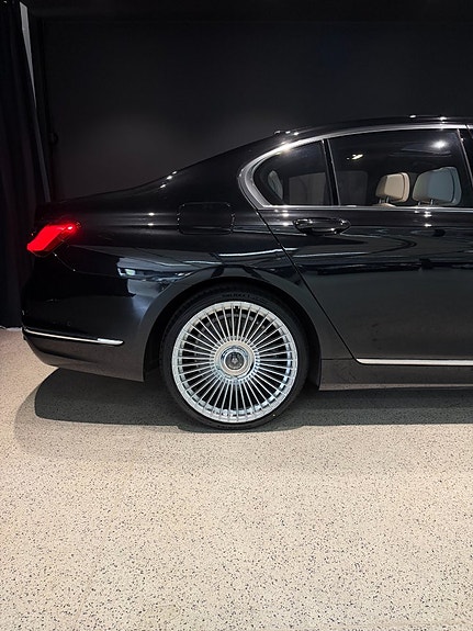 BMW 750i 8 of 22