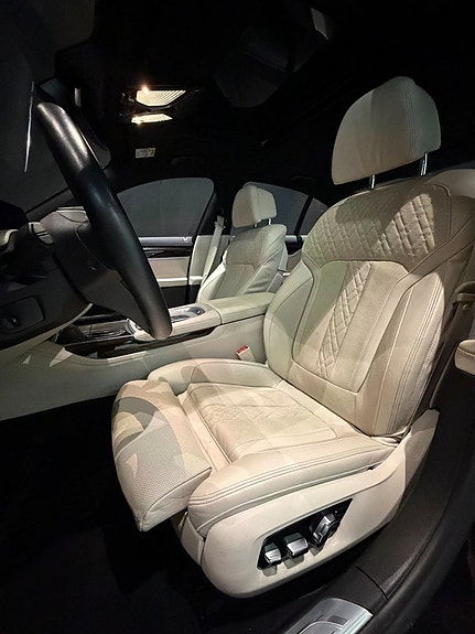 BMW 750i 14 of 22
