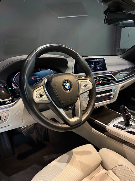 BMW 750i 16 of 22