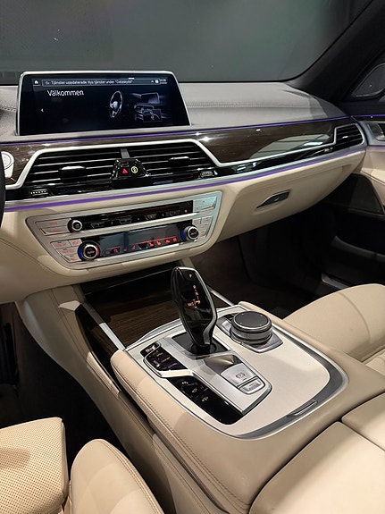 BMW 750i 18 of 22
