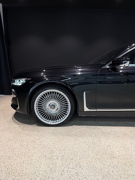 BMW 750i 5 of 5