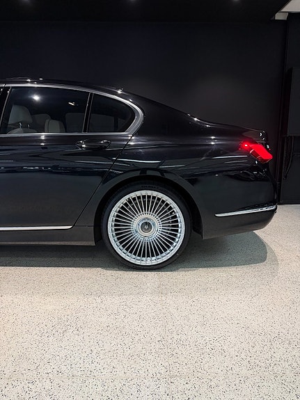 BMW 750i 4 of 5