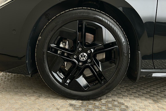 Volkswagen Passat 12 of 30