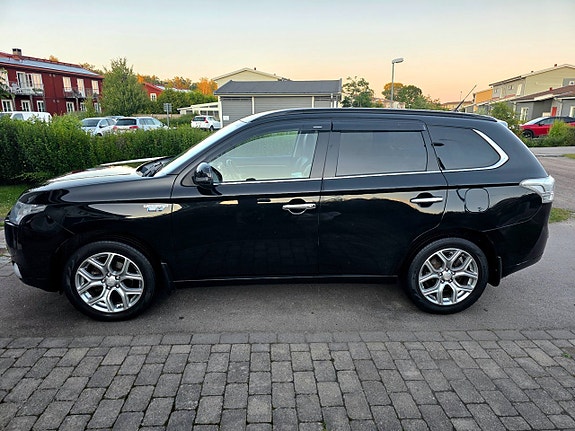 Mitsubishi Outlander 2 of 5