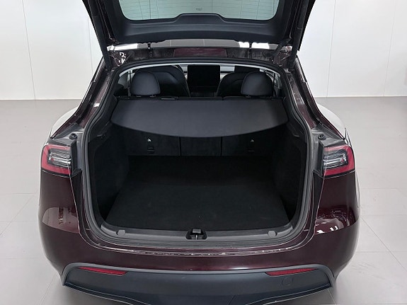 Tesla Model Y 9 of 16