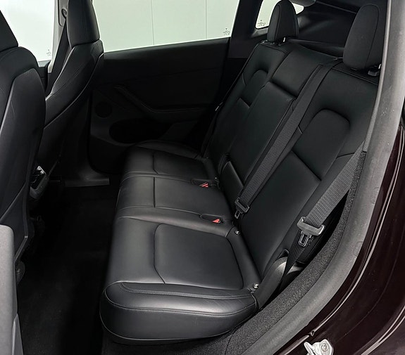 Tesla Model Y 12 of 16
