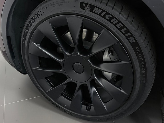 Tesla Model Y 15 of 16