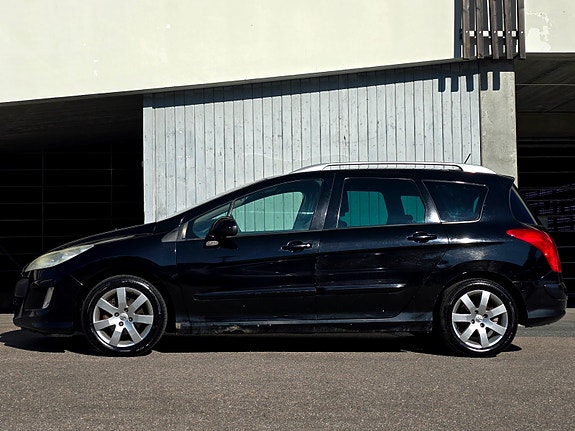 Peugeot 308 SW 2 of 5