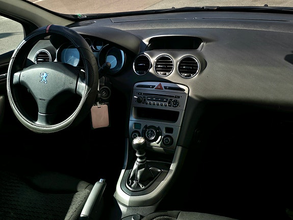 Peugeot 308 SW 9 of 17