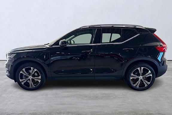 Volvo XC40 2 of 5