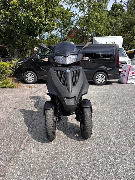 Piaggio MP3 300 2 of 4