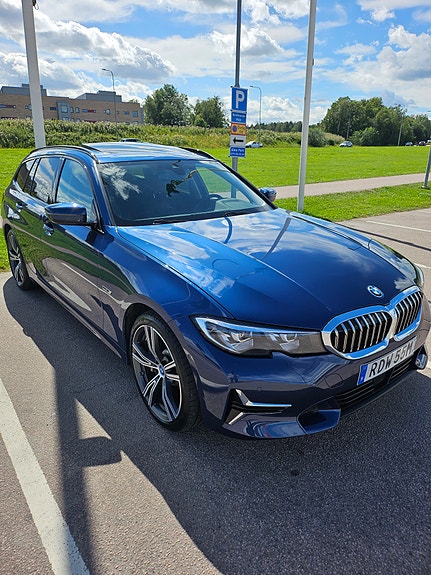 BMW 330e 2 of 5