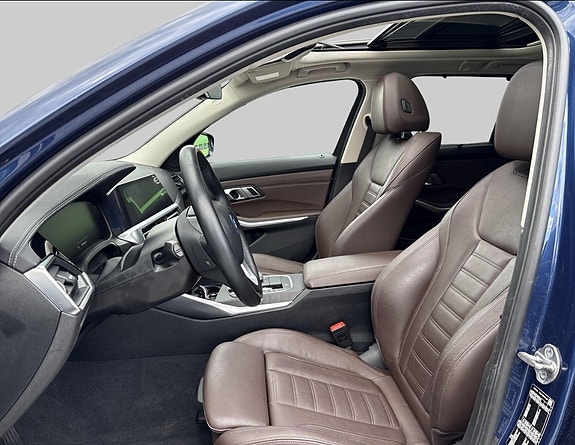 BMW 330e 4 of 5