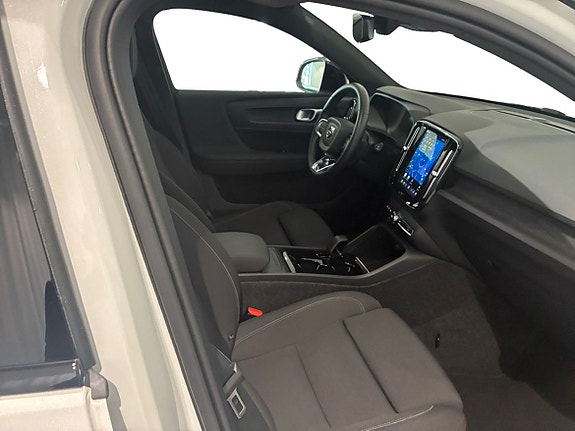 Volvo XC40 4 of 5