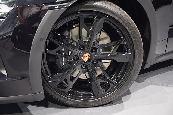 Porsche Taycan Cross Turismo 2 of 5