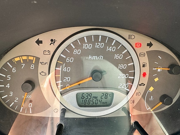 Nissan Almera Tino 2 of 5