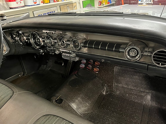 Pontiac Bonneville 8 of 12