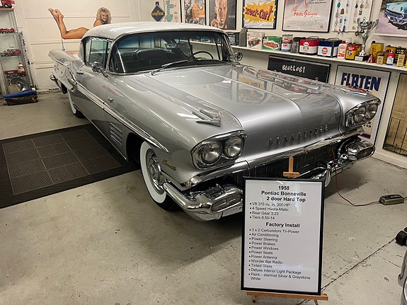 Pontiac Bonneville 3 of 5