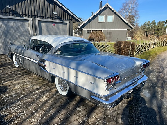 Pontiac Bonneville 6 of 12