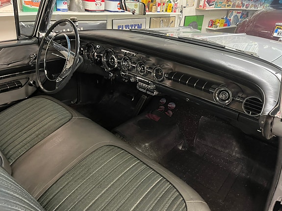 Pontiac Bonneville 2 of 5