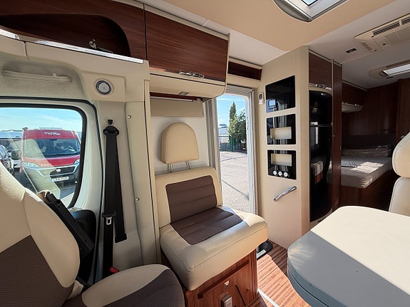 Adria Coral Supreme S 670 SLT (150HK Automat) Låga långbäddar! ALDE! 5 bältade platser! Hydraul. stödben! Vinteranpassad 4 of 15