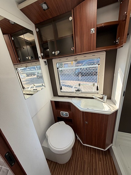 Adria Coral Supreme S 670 SLT (150HK Automat) Låga långbäddar! ALDE! 5 bältade platser! Hydraul. stödben! Vinteranpassad 10 of 15