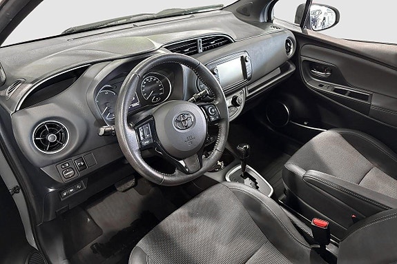 Toyota Yaris 8 of 12