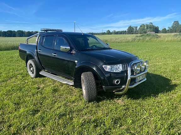 Mitsubishi L200 2 of 10