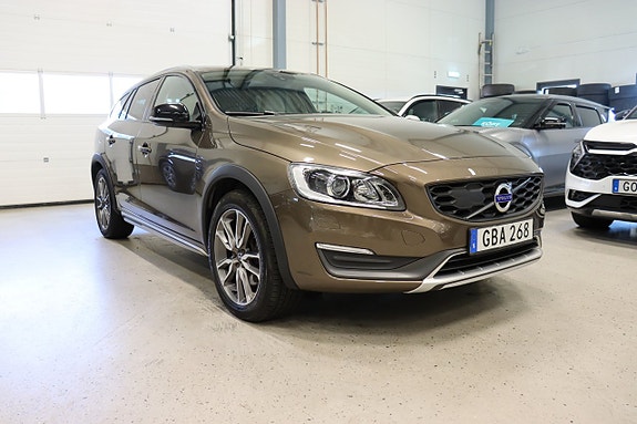 Volvo V60 Cross Country 2 of 5