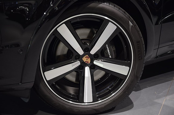 Porsche Cayenne 2 of 5
