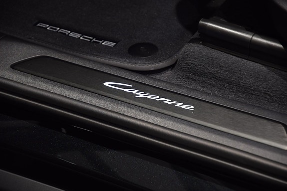Porsche Cayenne 9 of 21
