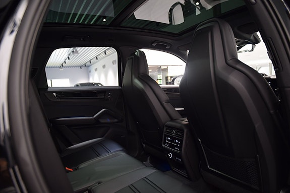 Porsche Cayenne 16 of 21