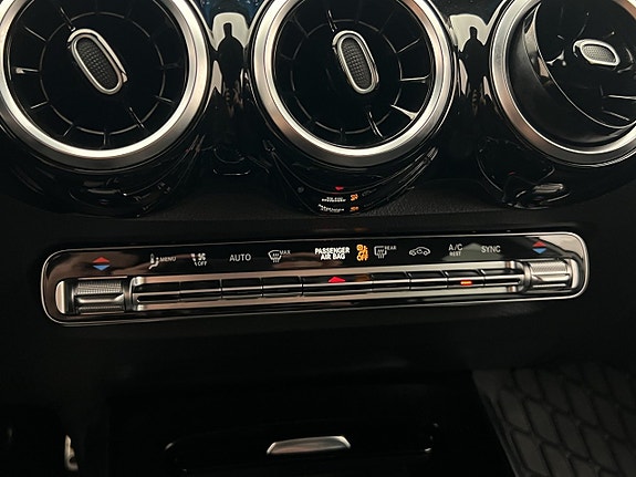 Mercedes-Benz GLB200 d 26 of 30