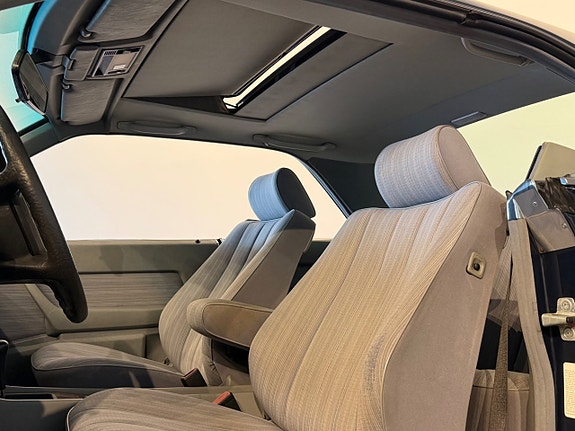 Mercedes-Benz 230 CE 7 of 13