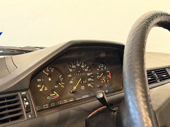 Mercedes-Benz 230 CE 12 of 13