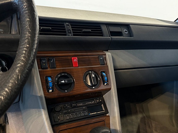 Mercedes-Benz 230 CE 10 of 13