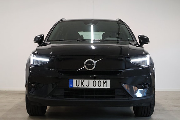 Volvo XC40 2 of 5