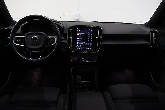 Volvo XC40 13 of 26