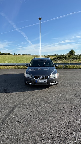 Volvo V70 2 of 5