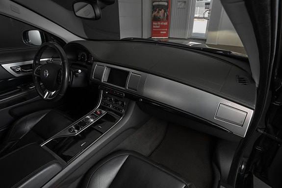 Jaguar XF 8 of 17