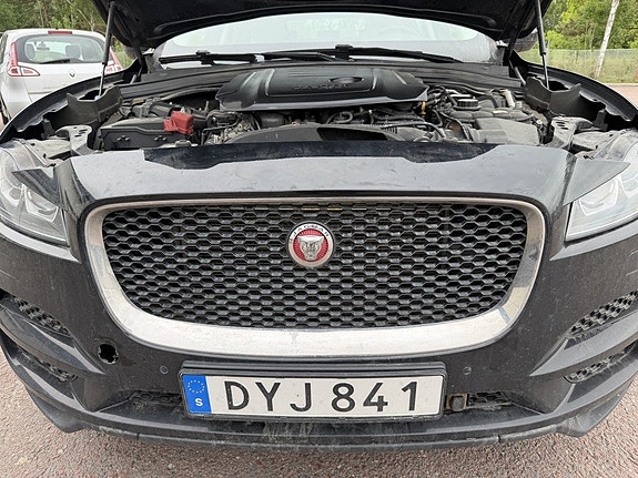 Jaguar F-PACE 13 of 14