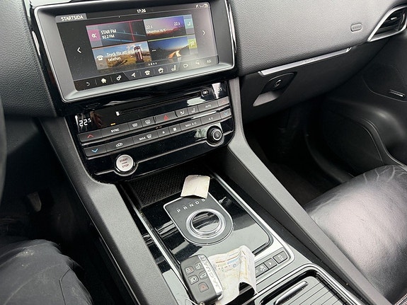 Jaguar F-PACE 6 of 14